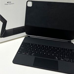 MAGIC KEYBOARD IPAD PRO